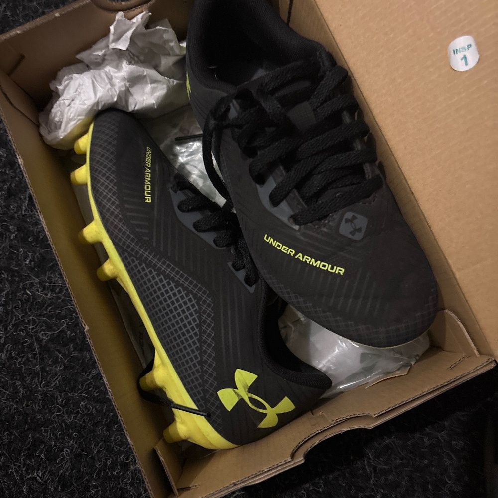 Youth Under Armour Soccer Cleats size 1.5